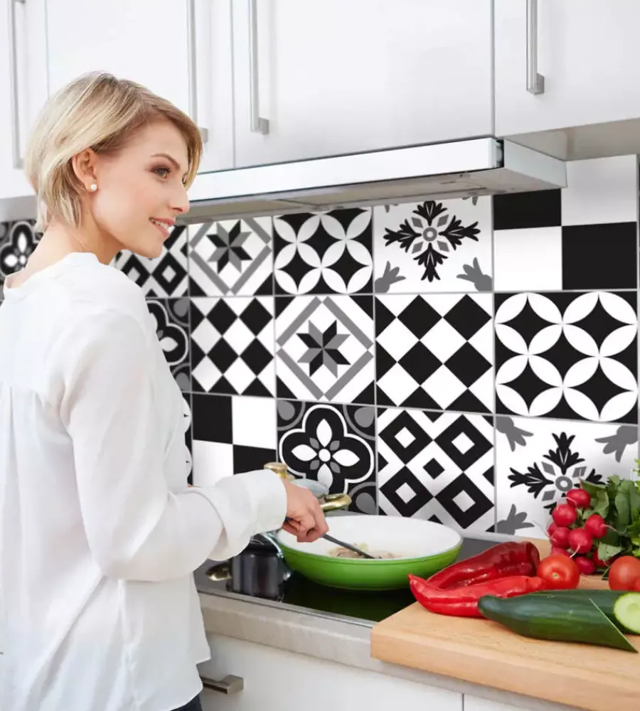 Decorazione Pareti- Paraschizzi adesivo da cucina fantasia "piastrelle black&white", 190x60 cm
