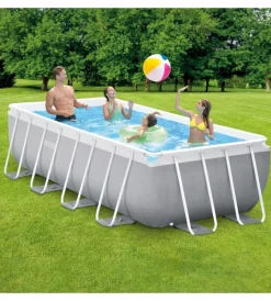 Piscina fuori terra con struttura rettangolare