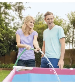 Piscina fuori terra con struttura rettangolare